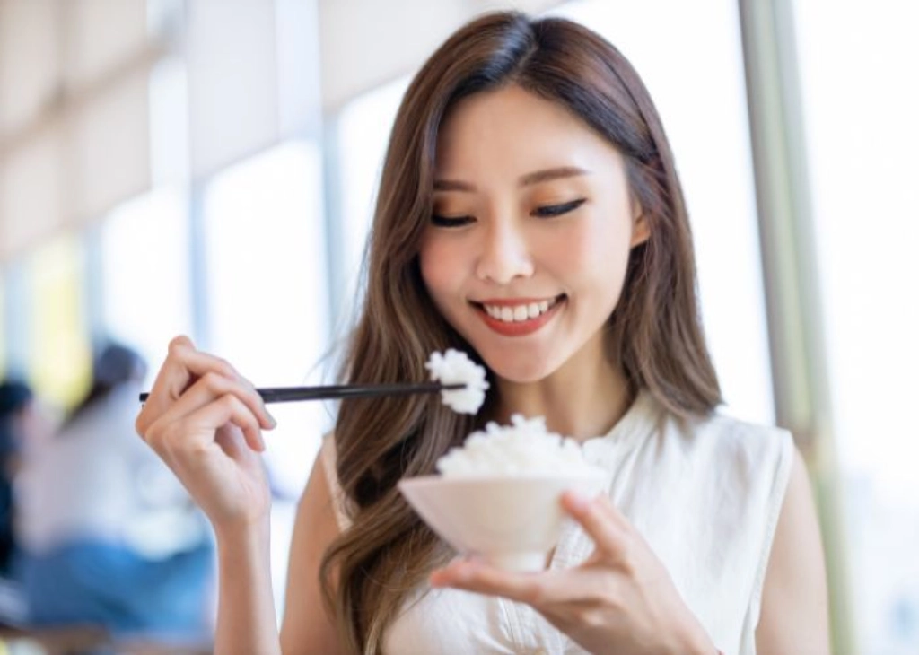 Bạn hoàn toàn có thể ăn nhai bình thường khi dán sứ Veneer